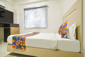 ملاءات من القطن المصري وأغطية فراش متميزة وخزنة داخل الغرفة