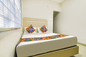 Egyptian cotton sheets, premium bedding, in-room safe, free WiFi - Via Mishti Palace (Indore)