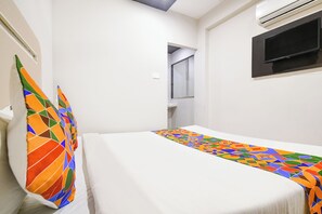 Egyptian cotton sheets, premium bedding, in-room safe, free WiFi - Via Mishti Palace (Indore)