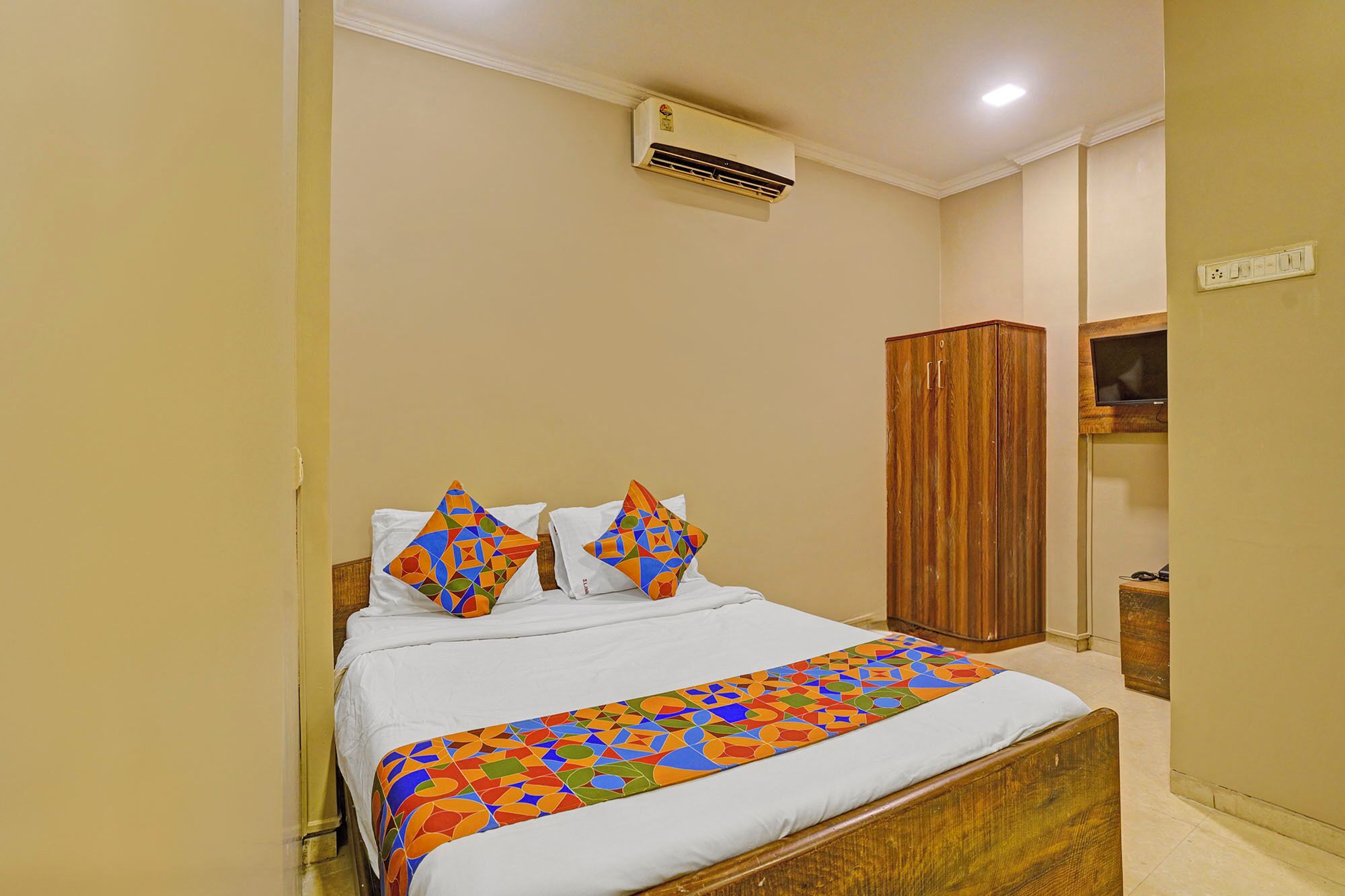 Egyptian cotton sheets, premium bedding, in-room safe, free WiFi