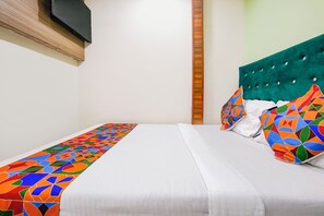 Egyptian cotton sheets, premium bedding, in-room safe, free WiFi - Via Palace (Mumbai)