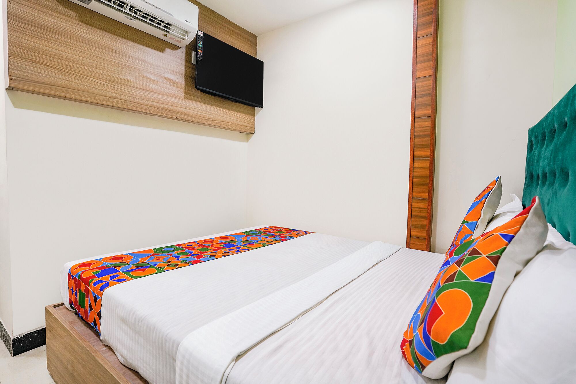 Egyptian cotton sheets, premium bedding, in-room safe, free WiFi