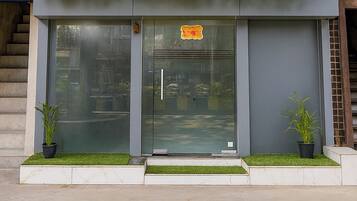 Pintu masuk properti