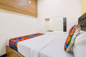 ملاءات من القطن المصري وأغطية فراش متميزة وخزنة داخل الغرفة