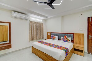 Egyptian cotton sheets, premium bedding, in-room safe, free WiFi - Fabhotel Dharani Grand Madhapur (Hyderabad)