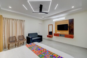 Egyptian cotton sheets, premium bedding, in-room safe, free WiFi - Fabhotel Dharani Grand Madhapur (Hyderabad)