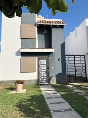 Exterior - Oasis Vallarta private jacuzzi, shared pool, 24/7 security 5 min airport/Conv Ct (Puerto Vallarta)