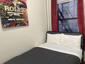 Iron/ironing board, travel cot, free WiFi, bed sheets - Group-Friendly: Sleeps 12 Steps to Central Park (New York)