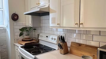 Fridge, microwave, stovetop