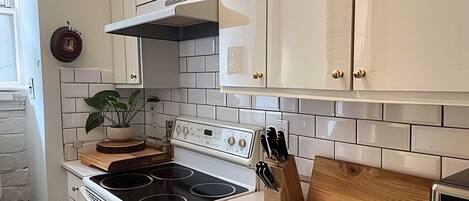 Réfrigérateur, micro-ondes, plaque de cuisson