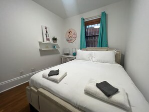 Een strijkplank/strijkijzer, reisbedje, gratis wifi, beddengoed