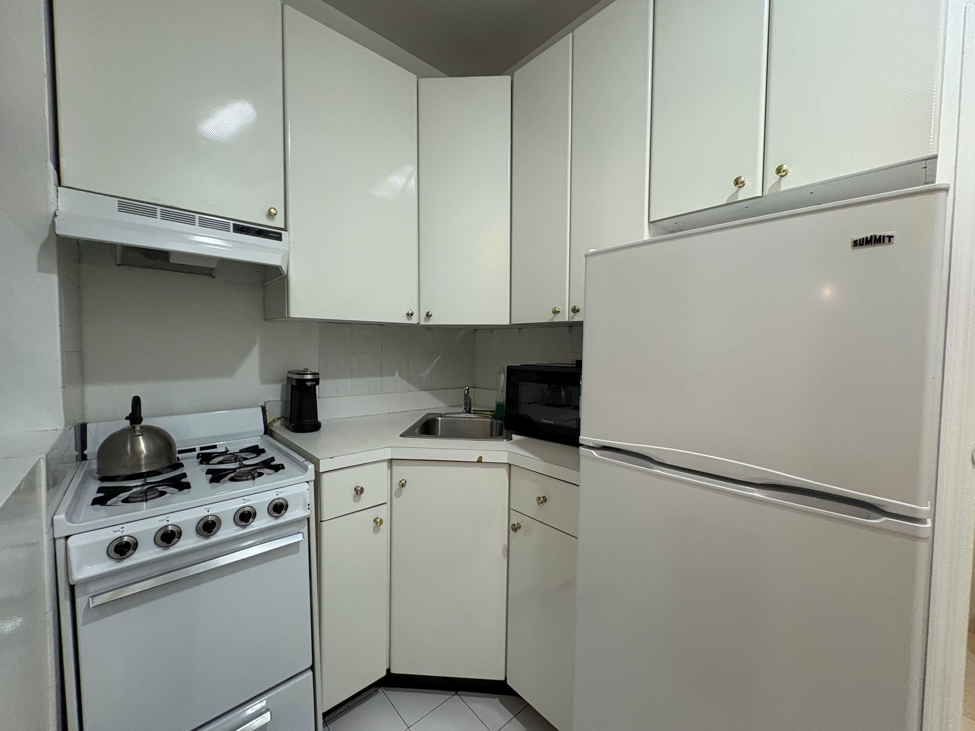 Een koelkast, een magnetron, een oven, een kookplaat