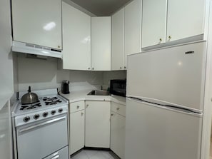 Køleskab, mikrobølgeovn, ovn, kogeplade