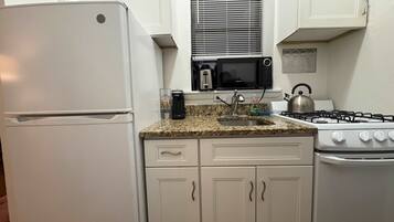 雪櫃、微波爐、焗爐、爐具