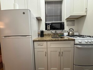 Kylskåp, mikrovågsugn, ugn och spishäll