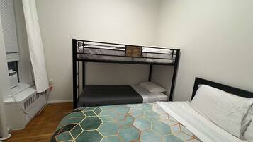 アイロン / アイロン台、旅行用ベビーベッド、WiFi (無料)、ベッドシーツ