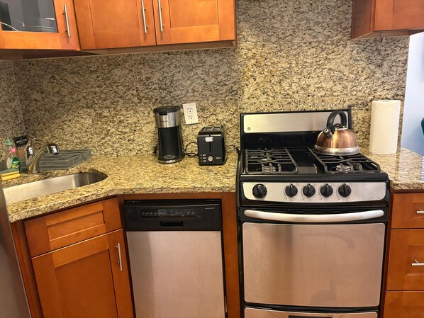 Een koelkast, een magnetron, een oven, een kookplaat