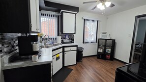 Een koelkast, een microgolfoven, een oven, een kookplaat