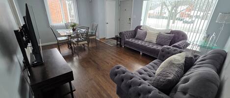 Smart-tv, een dvd-speler en boeken