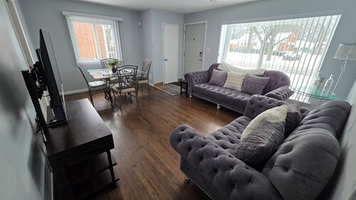 Cozy 2-bedroom house in surrounding Metropolitan area just minutes from DTW