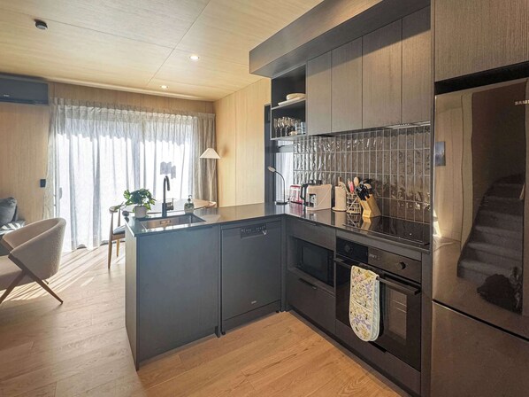 Fridge, microwave, oven, stovetop - Modern Queenstown Stay on Delaney Loop (Queenstown)