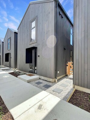 Exterior - Modern Queenstown Stay on Delaney Loop (Queenstown)