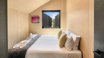 Tabla de planchar con plancha, cuna de viaje, wifi y ropa de cama