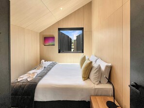 Iron/ironing board, travel cot, WiFi, bed sheets - Modern Queenstown Stay on Delaney Loop (Queenstown)