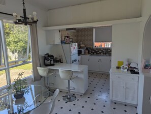 Jääkaappi, mikroaaltouuni, uuni, liesi