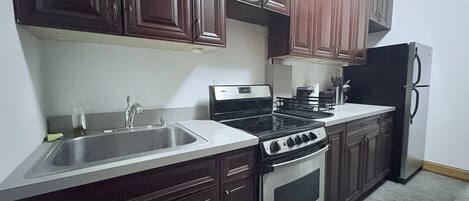 Kylskåp, mikrovågsugn, ugn och spishäll