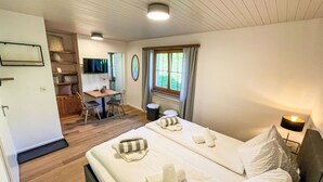 Ein Hotelzimmer mit einem Bett, einem Schreibtisch und einem Stuhl.