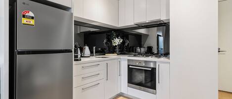 Frigorifero, microonde, lavastoviglie, bollitore elettrico