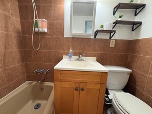 Haartrockner, Handtücher, Seife, Shampoo