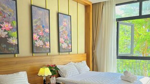 Une chambre d’hôtel avec deux lits, une tête de lit en bois et une grande fenêtre donnant sur un paysage verdoyant.