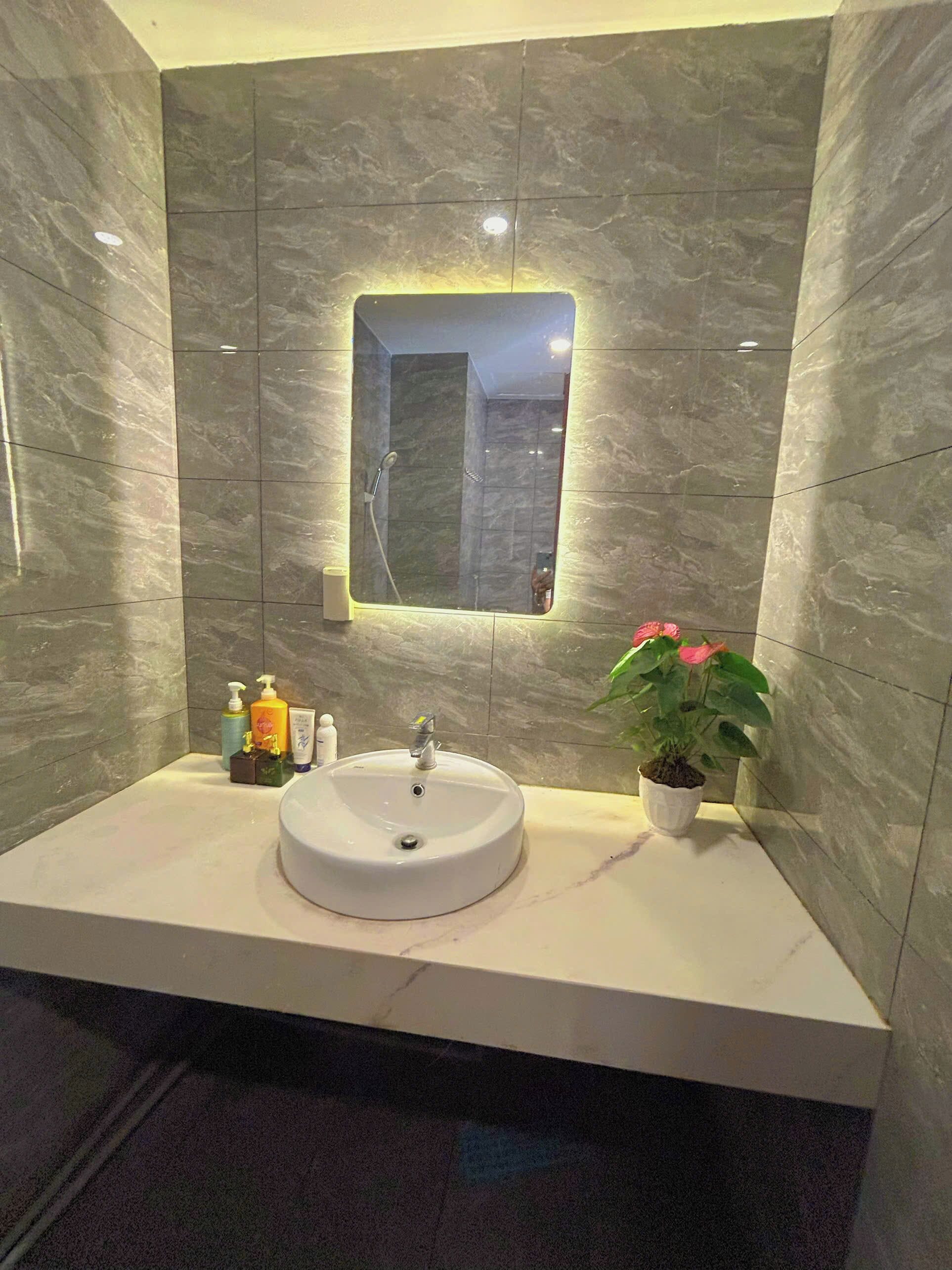 Kamar Premier, pemandangan kota | Kamar mandi | Bathtub, perlengkapan mandi desainer, pengering rambut, dan jubah mandi