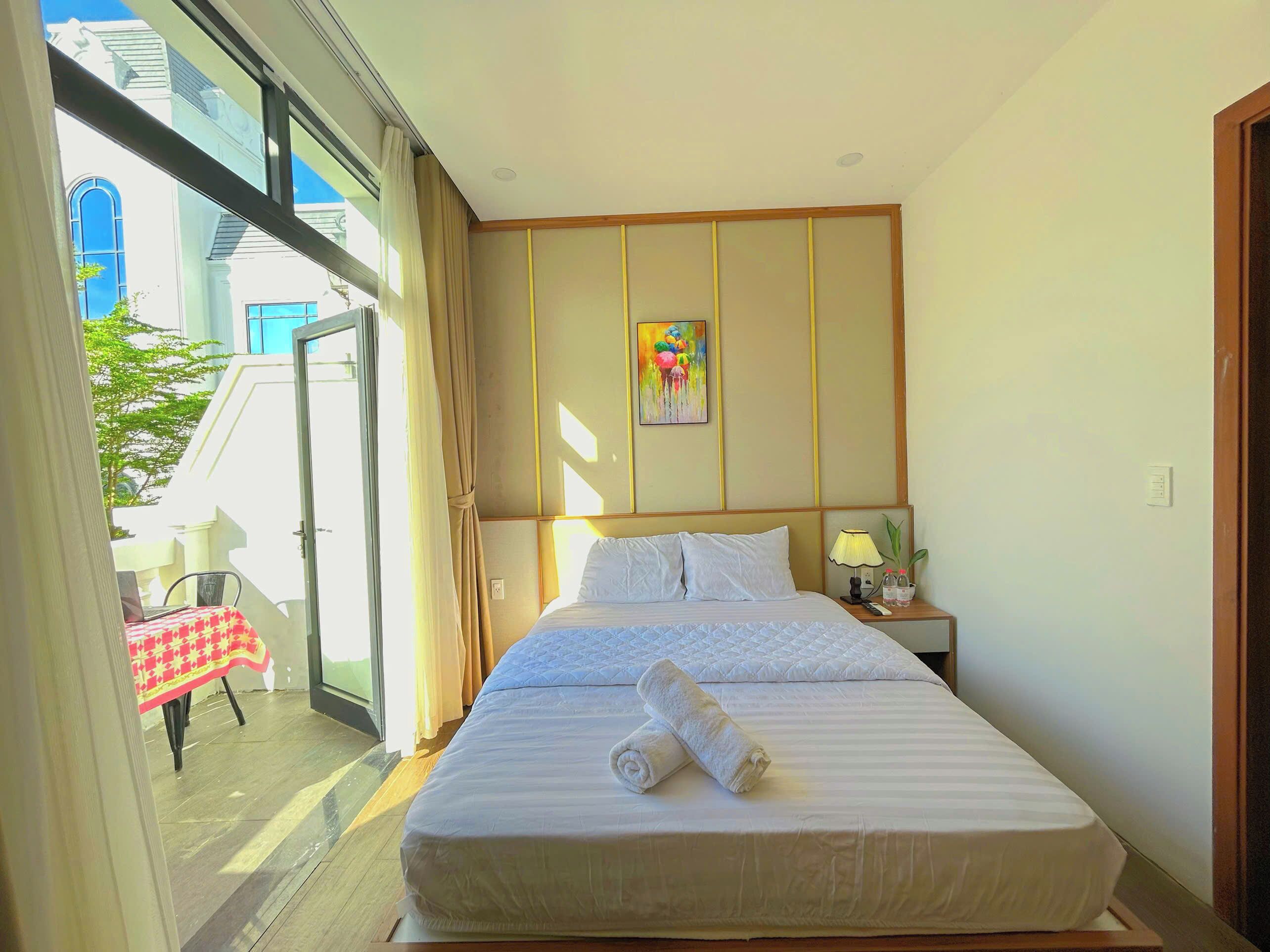 Rom – superior, byutsikt | Skrivebord for bærbar PC, wi-fi (inkludert) og sengetøy