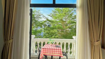 Deluxe kamer, uitzicht op stad | Balkon