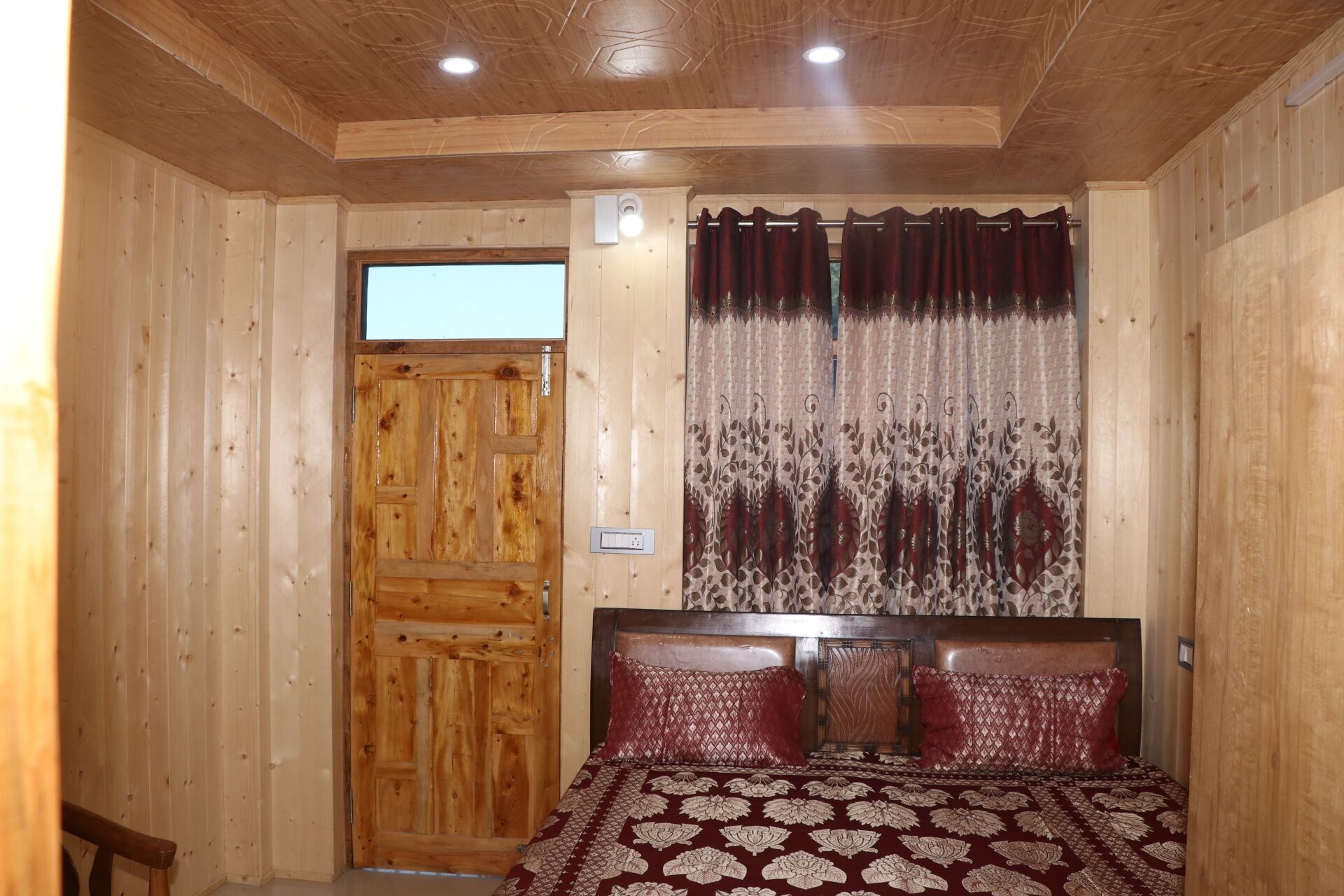 Een strijkplank/strijkijzer, wifi, beddengoed