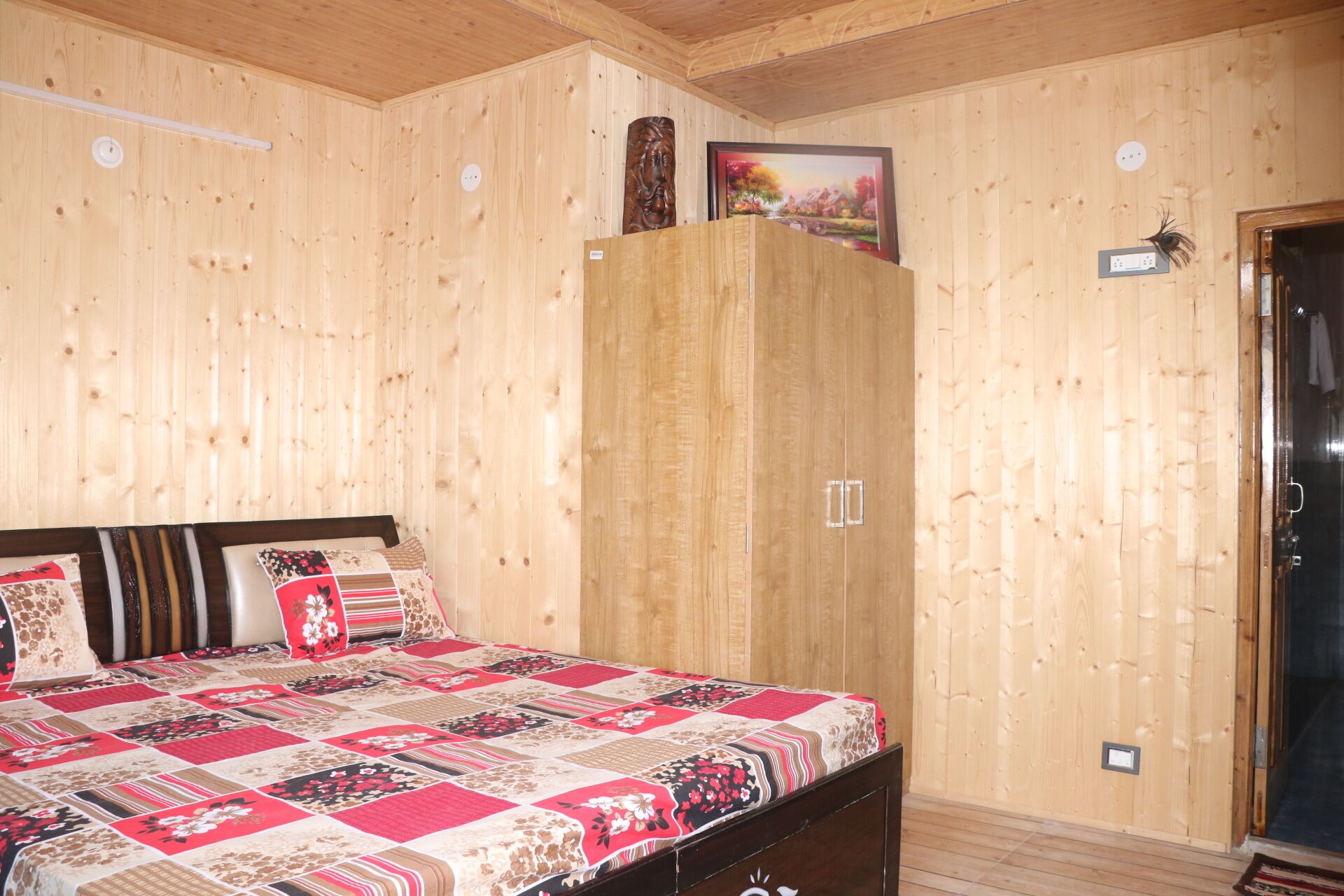 Een strijkplank/strijkijzer, wifi, beddengoed