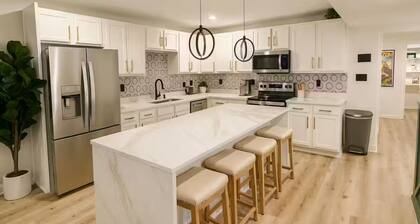 Modern 4BR Sleeps 13 with Rooftop 4 Bathrooms Garage Near PNC Park
