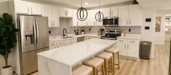 Modern 4BR Sleeps 13 with Rooftop 4 Bathrooms Garage Near PNC Park
