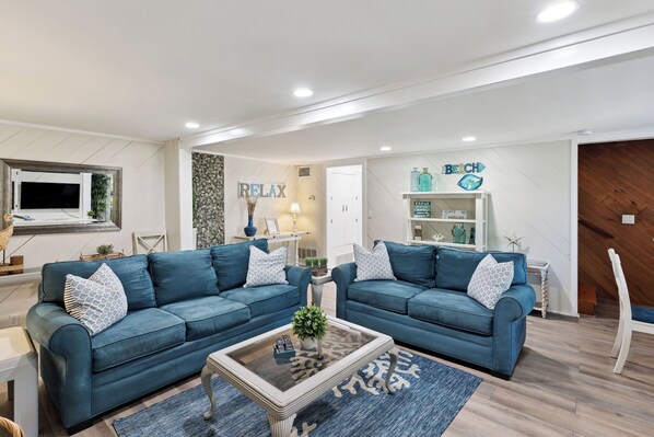 Smart TV, offices - Walk to Beach | Sleeps 6 | Cozy Front Porch (Saint Simons Island)