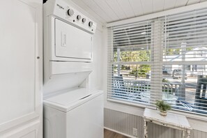 Interior - Walk to Beach | Sleeps 6 | Cozy Front Porch (Saint Simons Island)