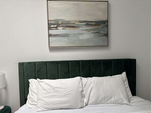 2 habitaciones, tabla de planchar con plancha y cuna de viaje 