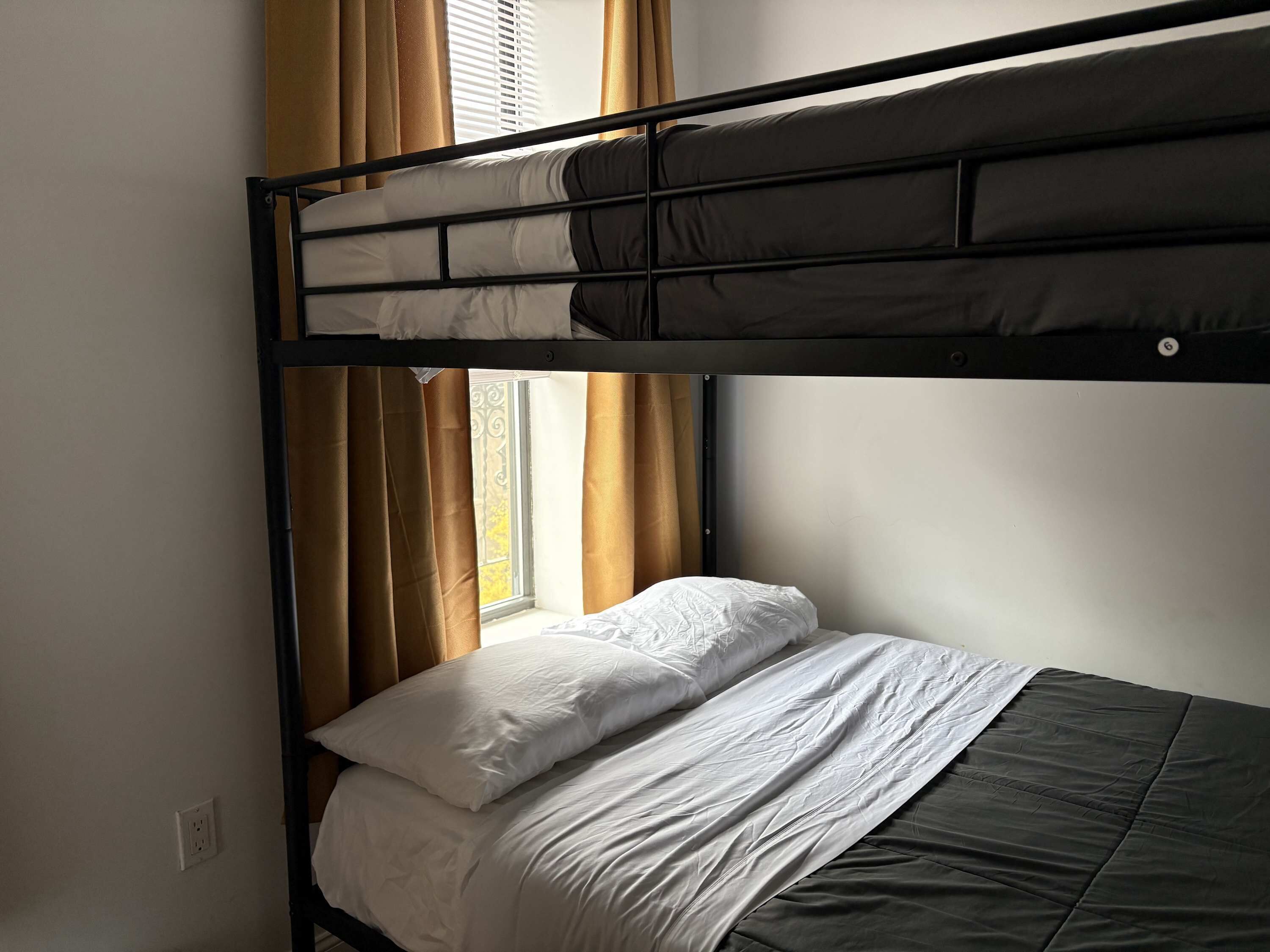 2 slaapkamers, een strijkplank/strijkijzer, reisbedje, gratis wifi