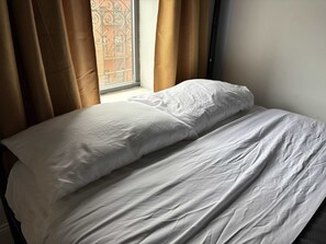 2 habitaciones, tabla de planchar con plancha y cuna de viaje 