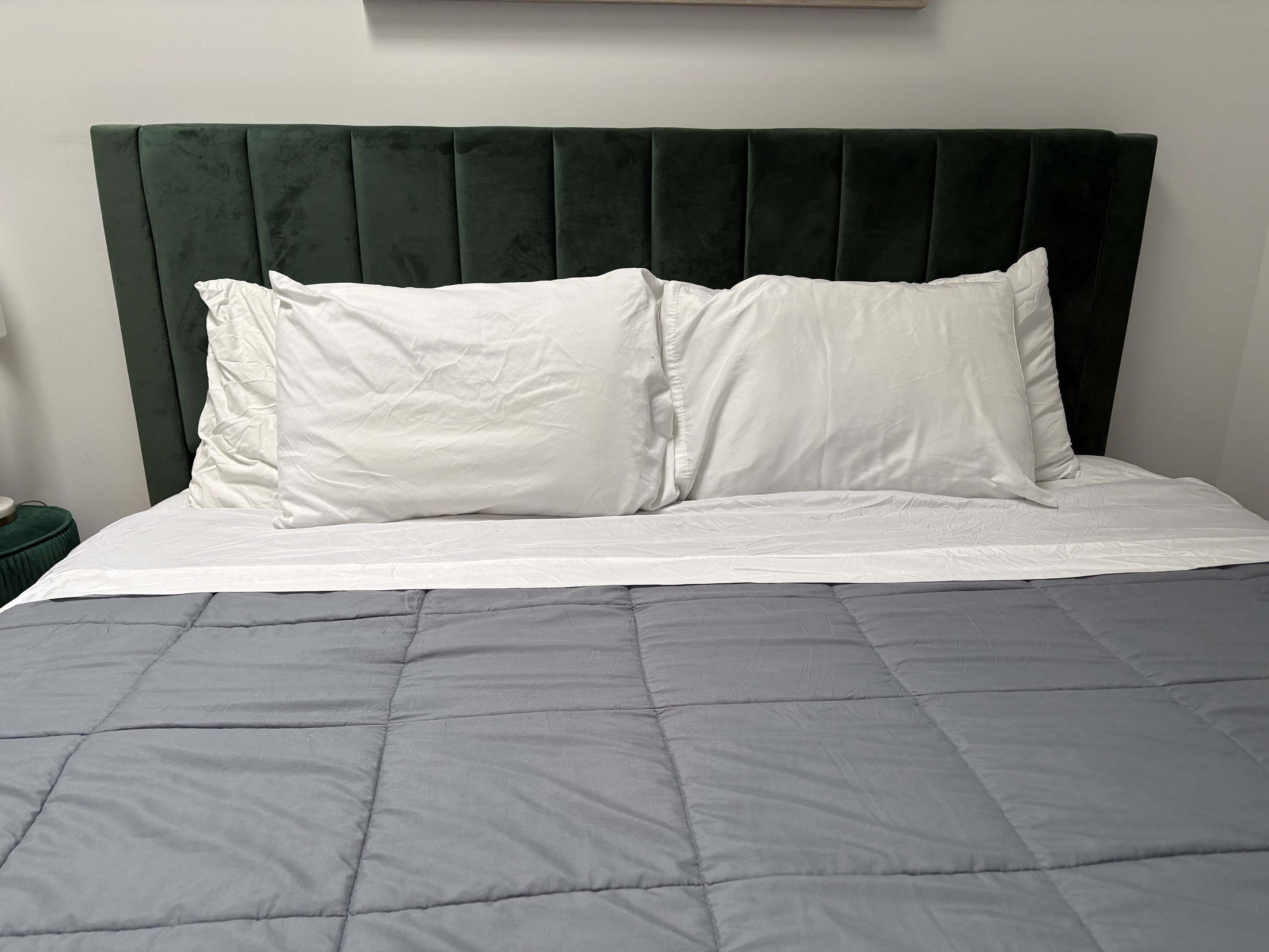 2 habitaciones, tabla de planchar con plancha y cuna de viaje 