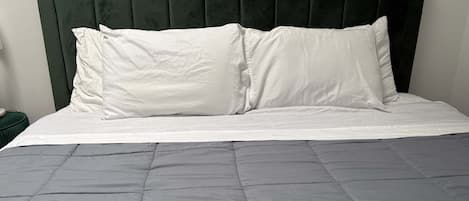 2 dormitoris, planxa i posts de planxar i un bressol de viatge