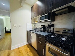 Køleskab, mikrobølgeovn, ovn, kogeplade