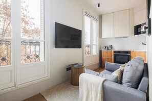TV, stereo - Blueground | Ternes, balcony, nr Arc de Triomphe (Paris)